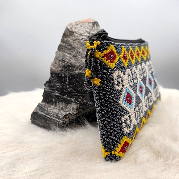 Handbeaded Blue White Yellow Diamonds Native American Zip Closure Medium Clutch - Picture 4 of 10